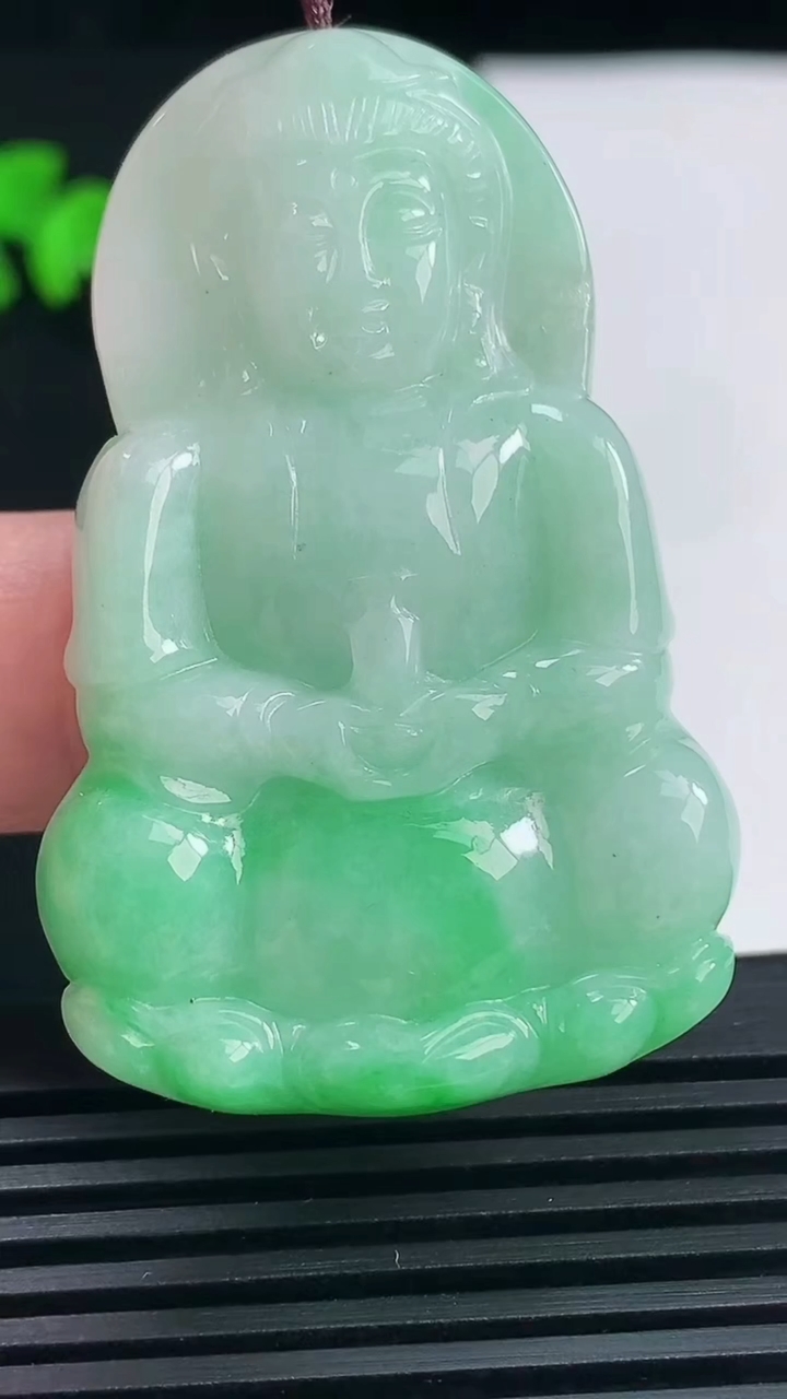 天然A货翡翠正装观音吊坠，尺寸50-32.5-5.8 重量:18.56g
6月13日