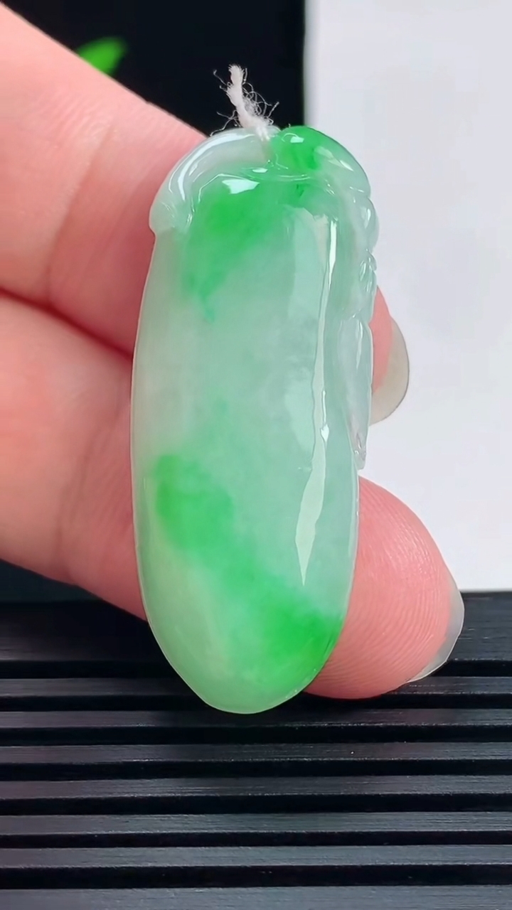 天然A货翡翠福瓜吊坠，尺寸41-16.5-5.8 重量:9.32g
6月13日