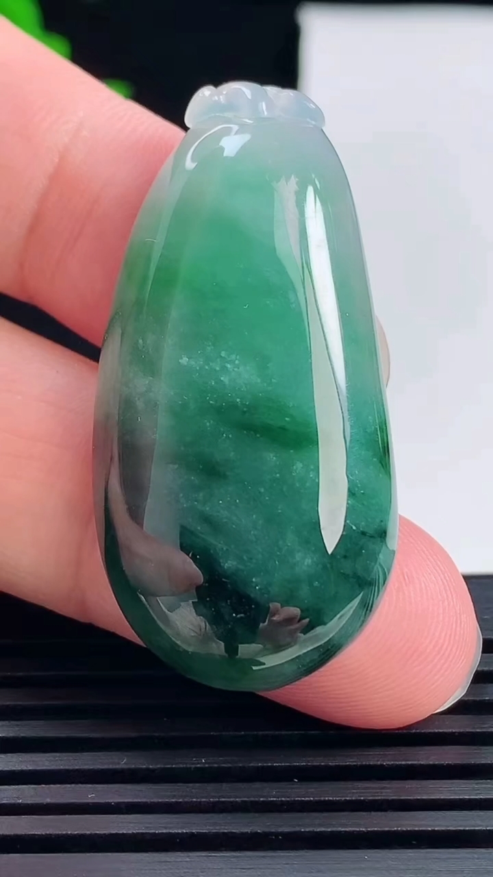 天然A货翡翠飘花福瓜吊坠，尺寸43-21-6.5 重量:12.25g
6月13日