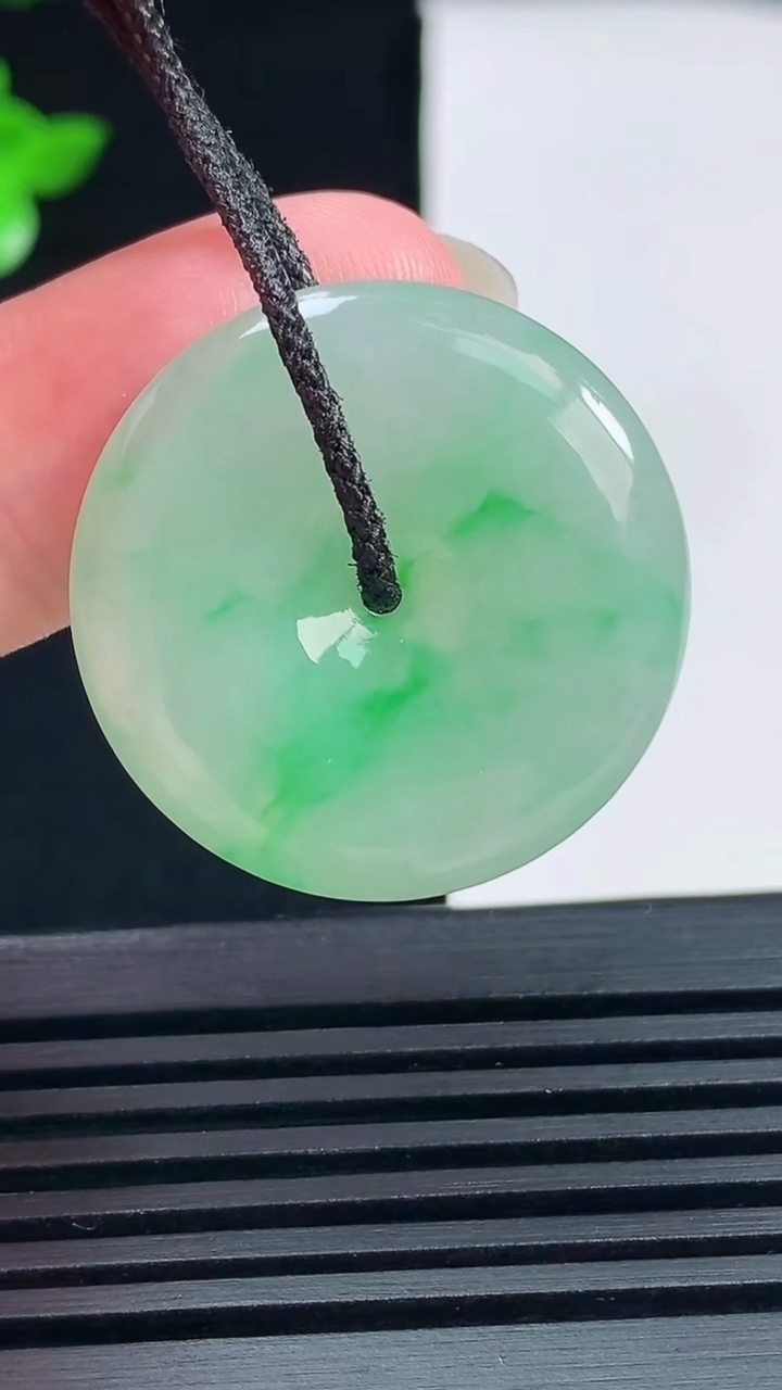 天然A货翡翠平安扣吊坠，尺寸27.5-5.6 重量:9.33g
6月13日