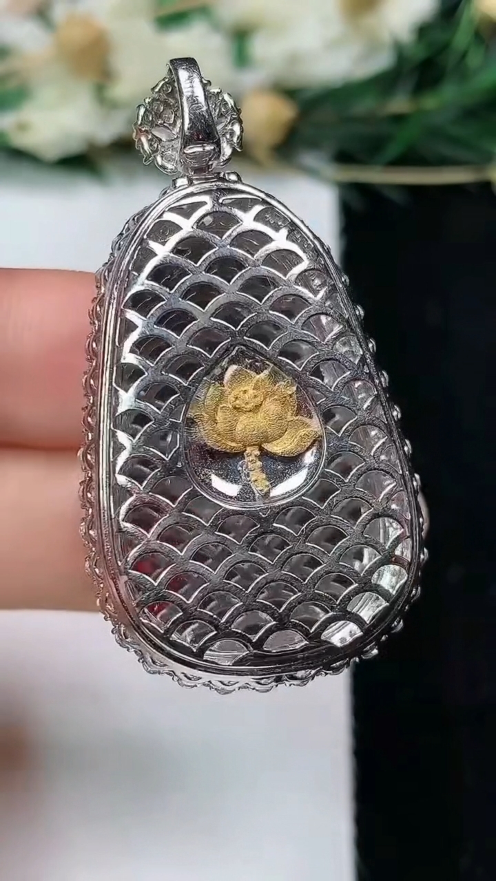 天然A货翡翠如意吊坠，尺寸44.4-23.7-10.4，裸石30.6-19.2，重量:11.00g
6月13日，重量:11.00g
