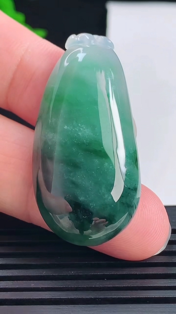 天然A货翡翠飘花福瓜吊坠，尺寸43-21-6.5 重量:12.25g
6月13日