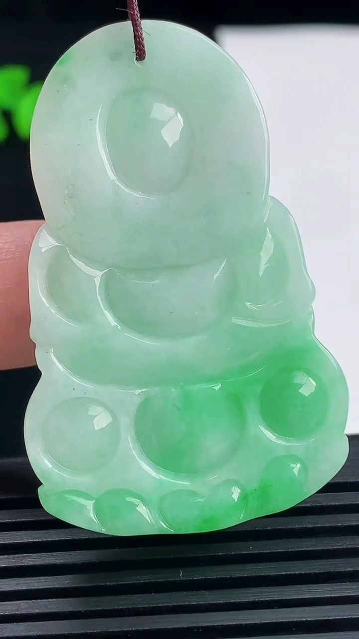 天然A货翡翠正装观音吊坠，尺寸50-32.5-5.8 重量:18.56g
6月13日