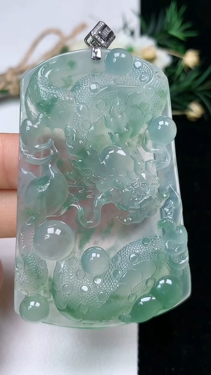 天然A货翡翠龙牌吊坠，尺寸61.8-40.6-6.5，重量:31.90g
6月13日