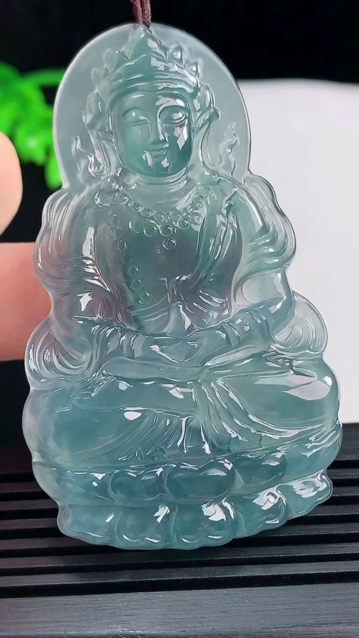 天然A货翡翠冰种蓝水度母菩萨吊坠，尺寸66-39.6-5.2 重量:24.83g
6月13日