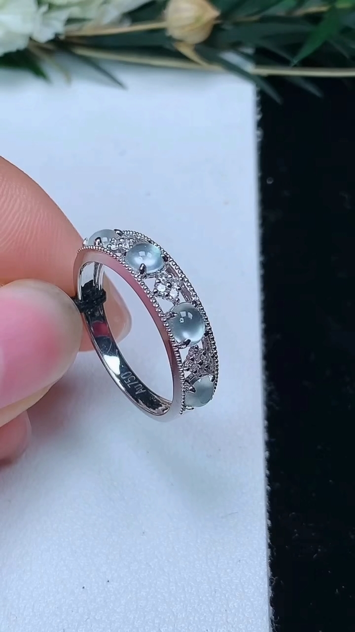 天然A货翡翠白冰蛋面戒指，尺寸17-3.8-3，重量:2.02g2026年6月13日
工厂直销收藏佳品,种好水足，色泽均匀，有种有色，上手高大气！