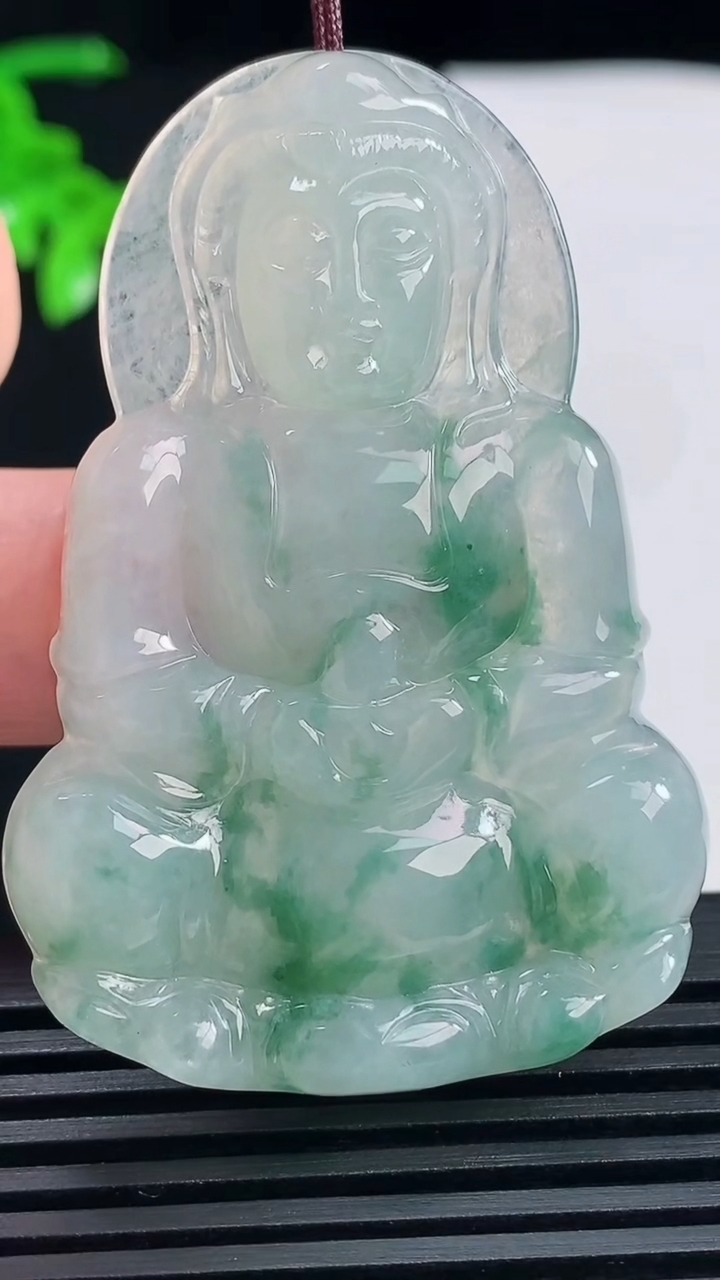 天然A货翡翠飘花正装观音吊坠，尺寸54.5-37-6.2 重量:20.97g
6月13日