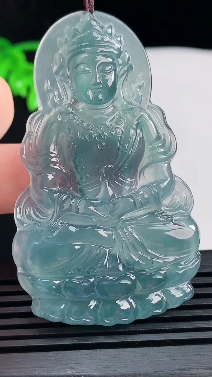 天然A货翡翠冰种蓝水度母菩萨吊坠，尺寸66-39.6-5.2 重量:24.83g
6月13日