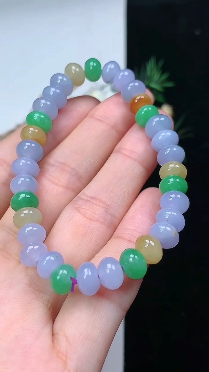 天然A货翡翠货三彩算盘珠手串，尺寸7.3-4.8-33颗，重量:17.00g6月13日
工厂直销收藏佳品,种好水足，色泽均匀，有种有色，上手高大气！