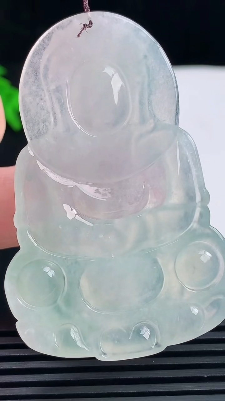天然A货翡翠正装观音吊坠，尺寸60-40-5.2 重量:21.40g
6月13日