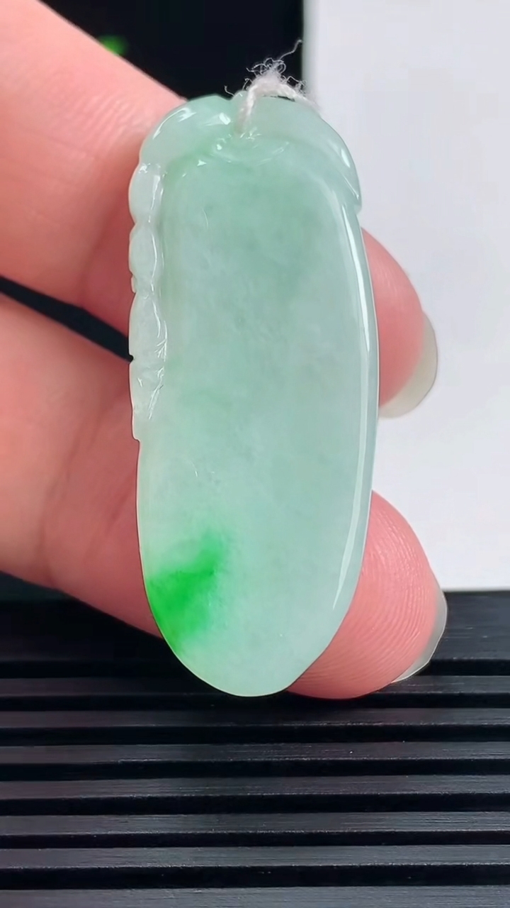 天然A货翡翠福瓜吊坠，尺寸41-16.5-5.8 重量:9.32g
6月13日
