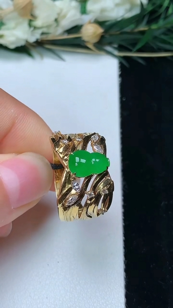 天然A货翡翠葫芦戒指，尺寸17.7-8.9-5.6，重量:5.46g2026年6月13日
工厂直销收藏佳品,种好水足，色泽均匀，有种有色，上手高大气！