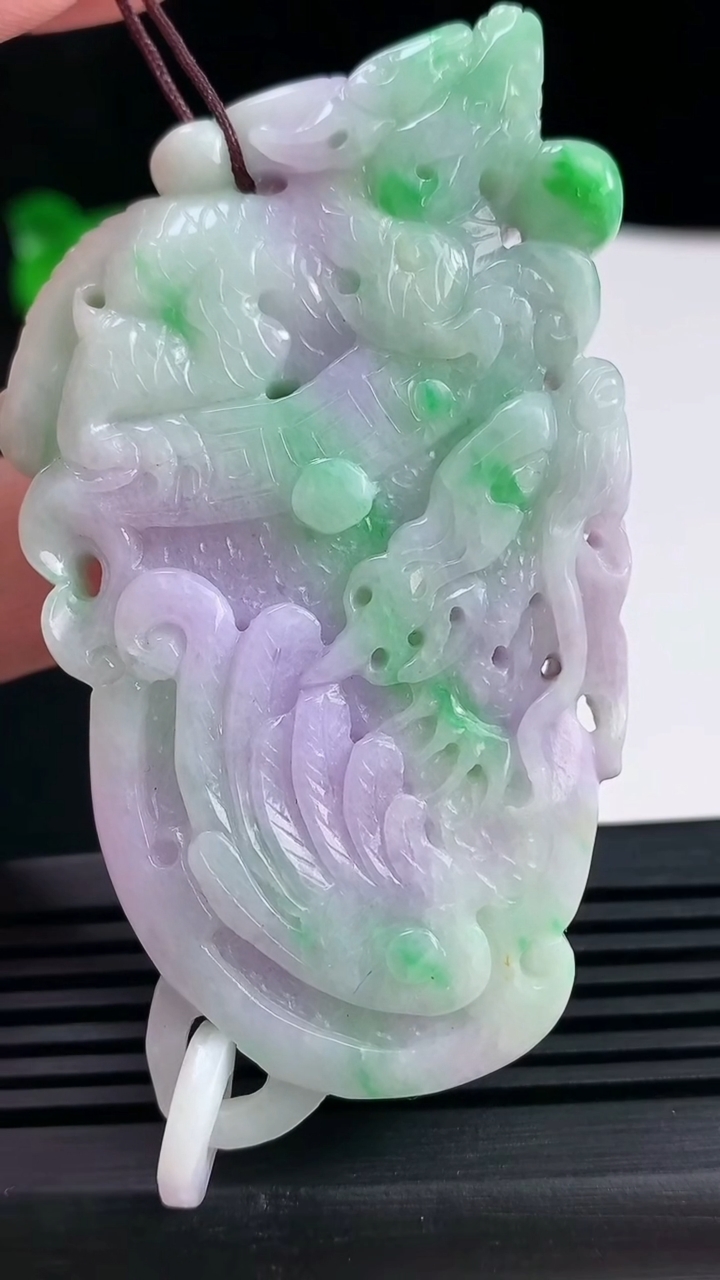 天然A货翡翠春带彩 紫罗兰龙牌吊坠，尺寸69-40.5-10.2 重量:61.14g
6月13日