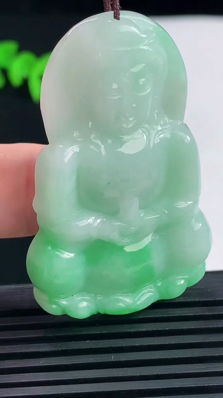 天然A货翡翠正装观音吊坠，尺寸50-32.5-5.8 重量:18.56g
6月13日