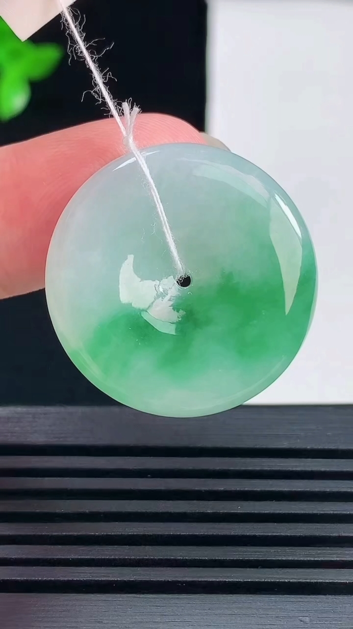 天然A货翡翠平安扣吊坠，尺寸26.5-5.2 重量:8.61g
6月13日