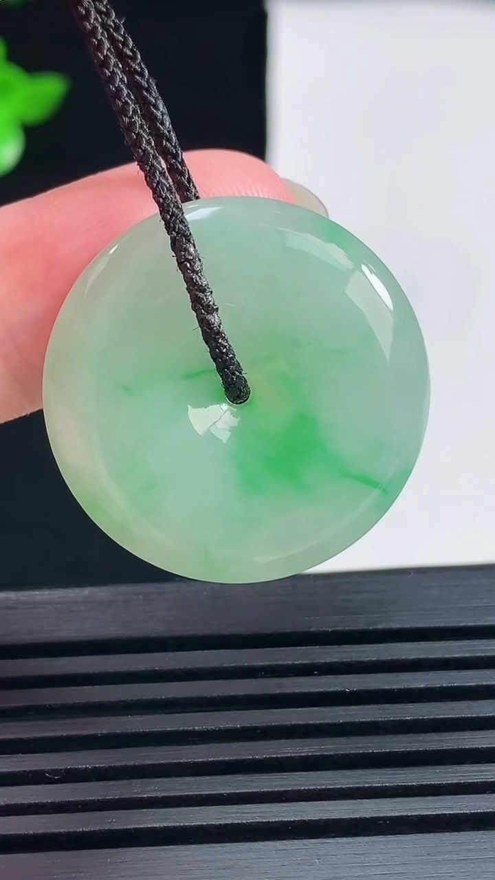 天然A货翡翠平安扣吊坠，尺寸27.5-5.6 重量:9.33g
6月13日