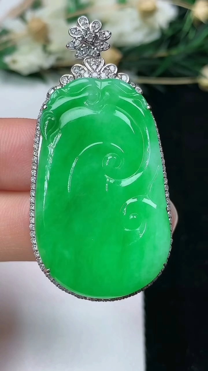 天然A货翡翠如意吊坠，尺寸49-24.2-8，裸石36.2-22，重量:11.95g
6月13日