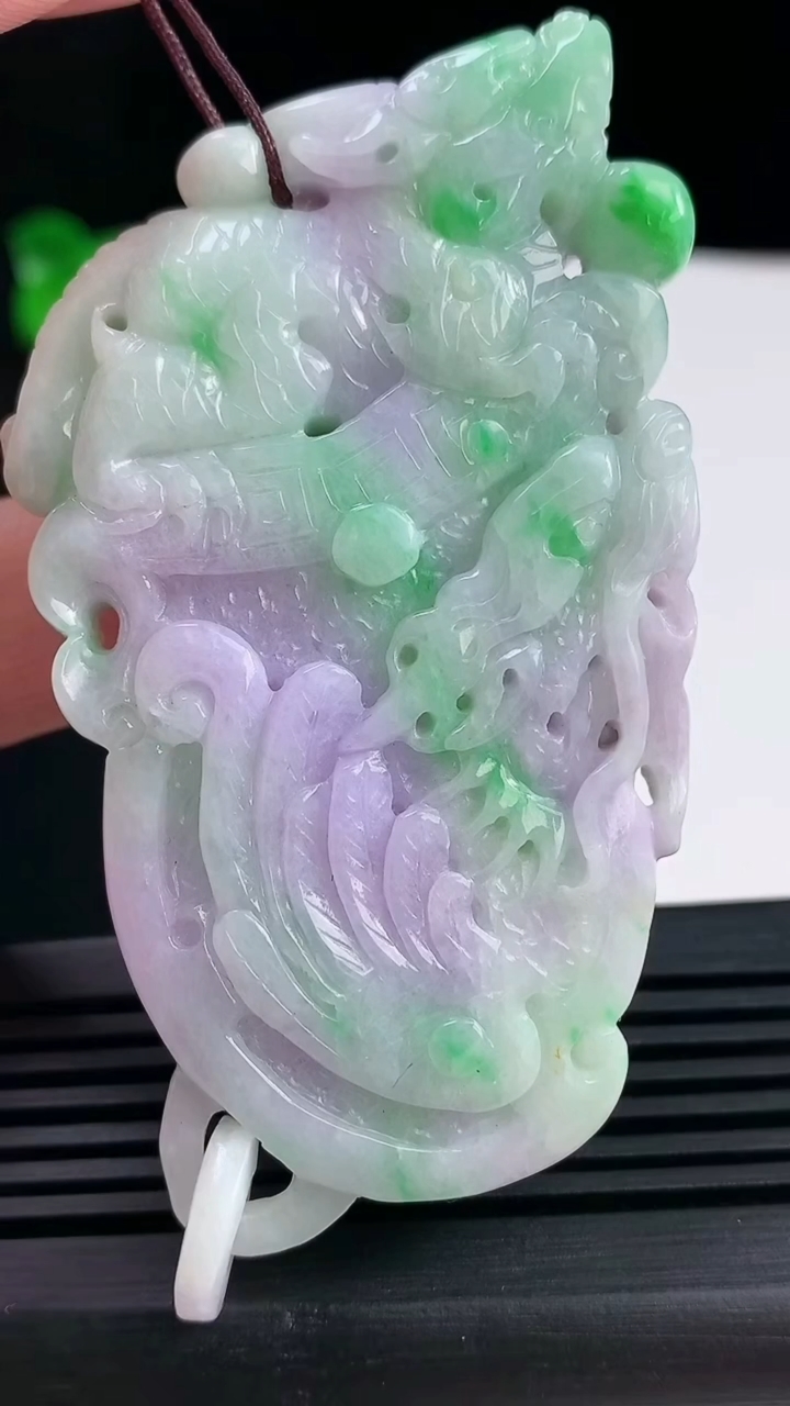 天然A货翡翠春带彩 紫罗兰龙牌吊坠，尺寸69-40.5-10.2 重量:61.14g
6月13日