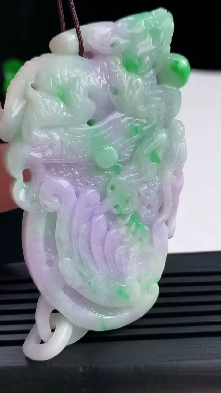 天然A货翡翠春带彩 紫罗兰龙牌吊坠，尺寸69-40.5-10.2 重量:61.14g
6月13日