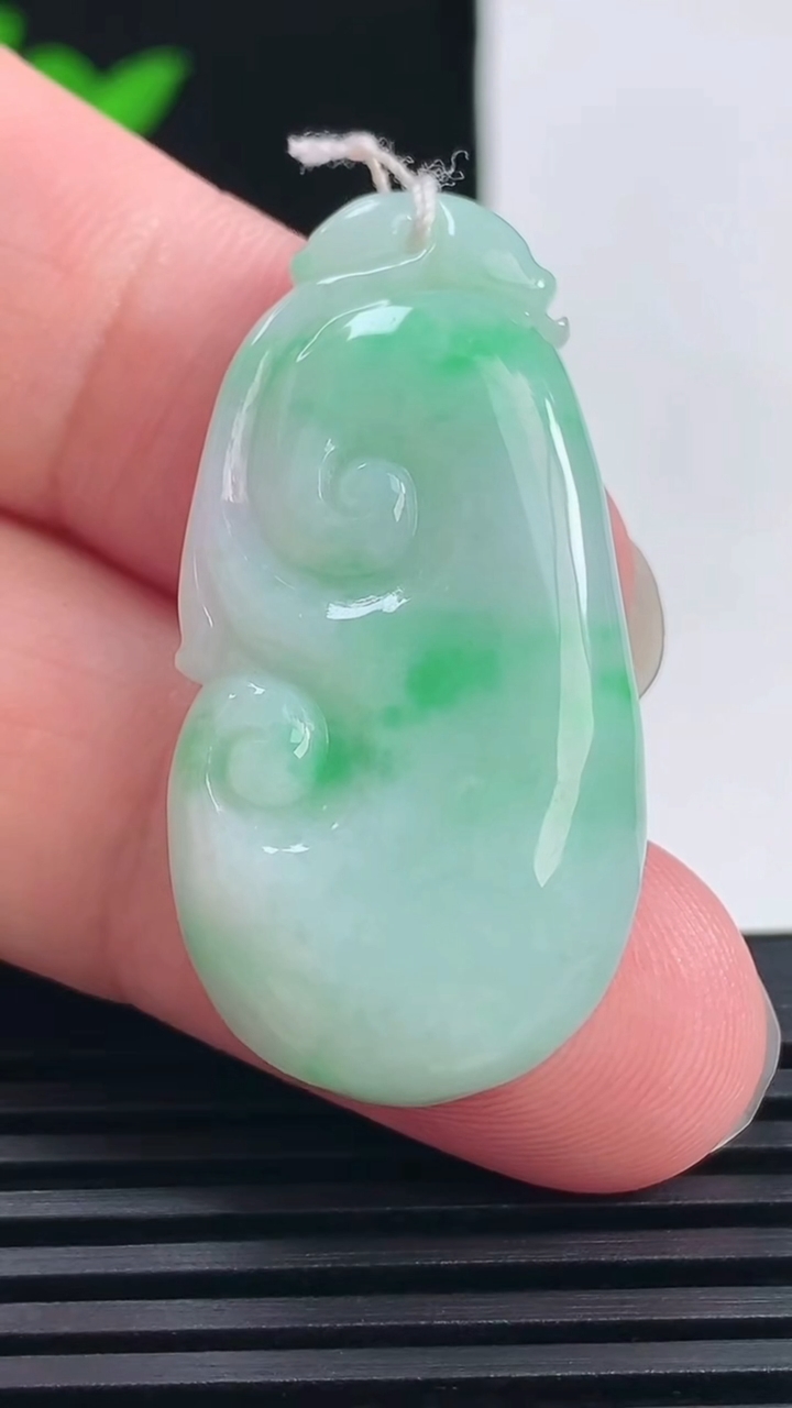 天然A货翡翠如意吊坠，尺寸38.5-19.5-6 重量:9.63g
6月13日