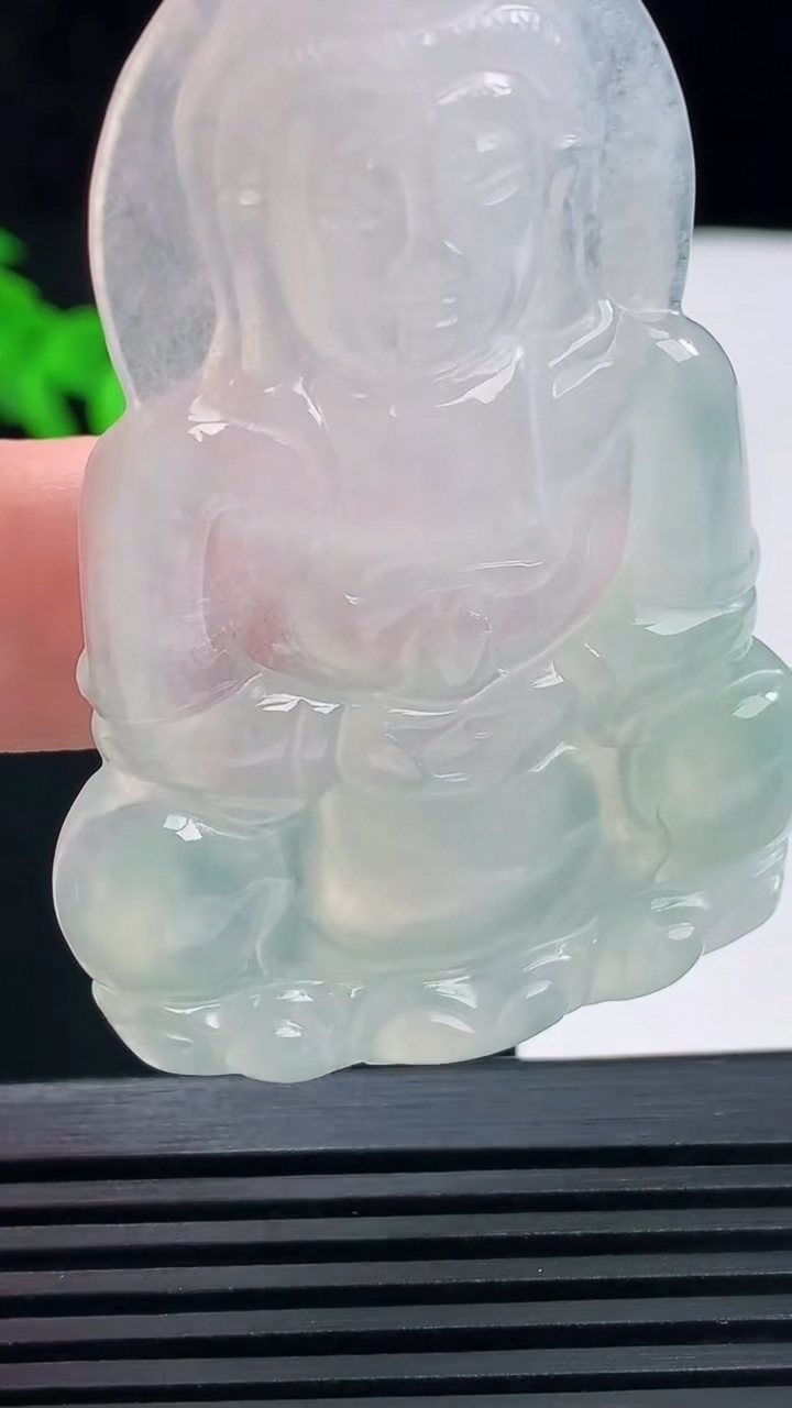 天然A货翡翠正装观音吊坠，尺寸60-40-5.2 重量:21.40g
6月13日