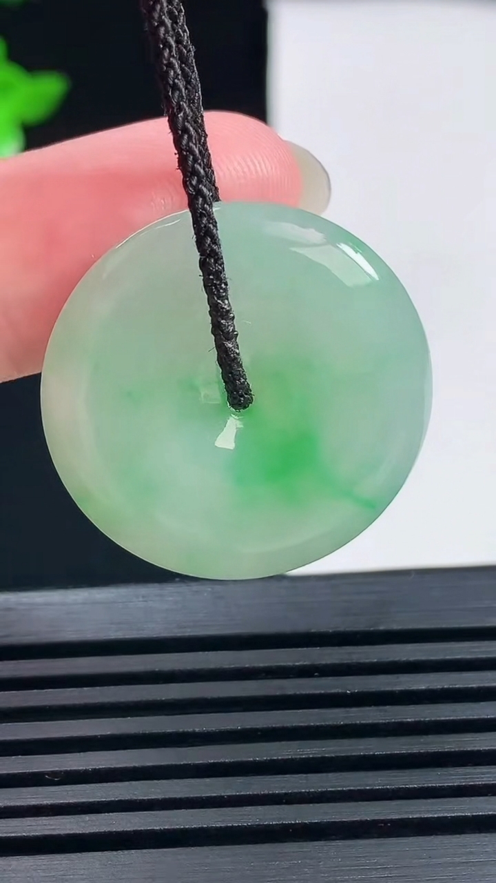 天然A货翡翠平安扣吊坠，尺寸27.5-5.6 重量:9.33g
6月13日