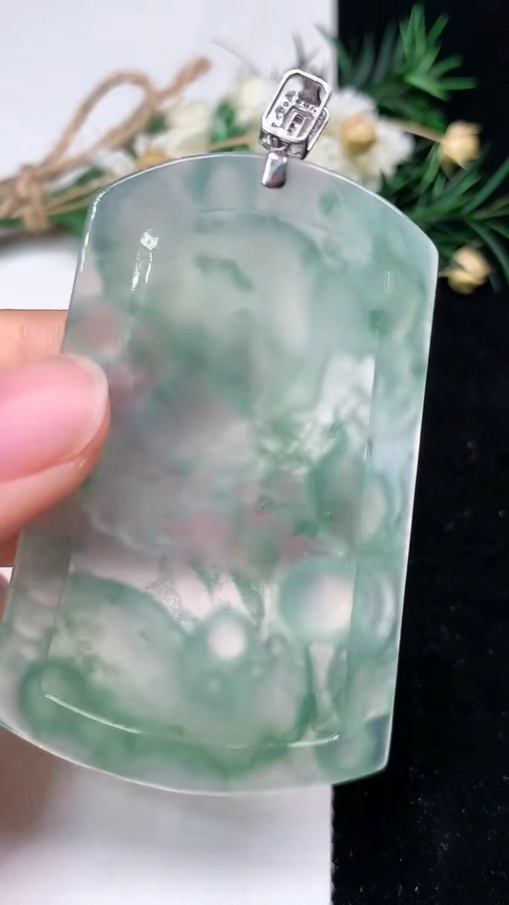 天然A货翡翠龙牌吊坠，尺寸61.8-40.6-6.5，重量:31.90g
6月13日