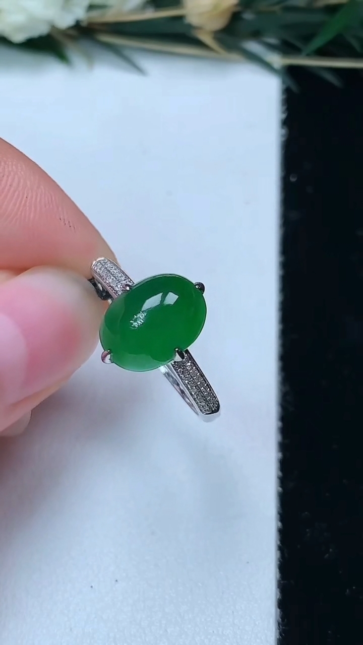 天然A货翡翠蛋面戒指，尺寸17-9-7.3，重量:2.22g2026年6月13日
工厂直销收藏佳品,种好水足，色泽均匀，有种有色，上手高大气！