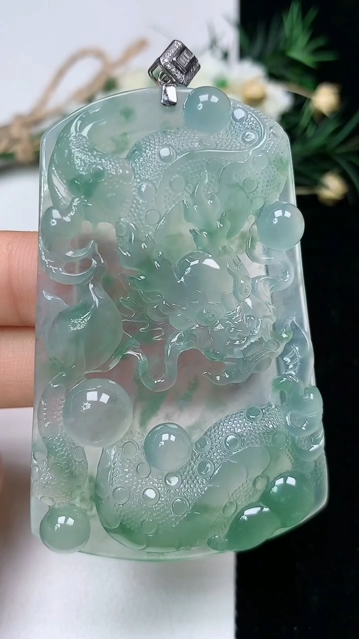 天然A货翡翠龙牌吊坠，尺寸61.8-40.6-6.5，重量:31.90g
6月13日