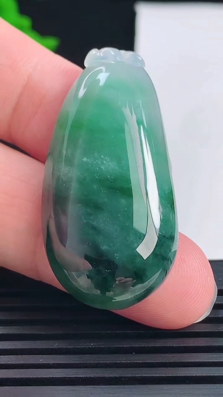 天然A货翡翠飘花福瓜吊坠，尺寸43-21-6.5 重量:12.25g
6月13日