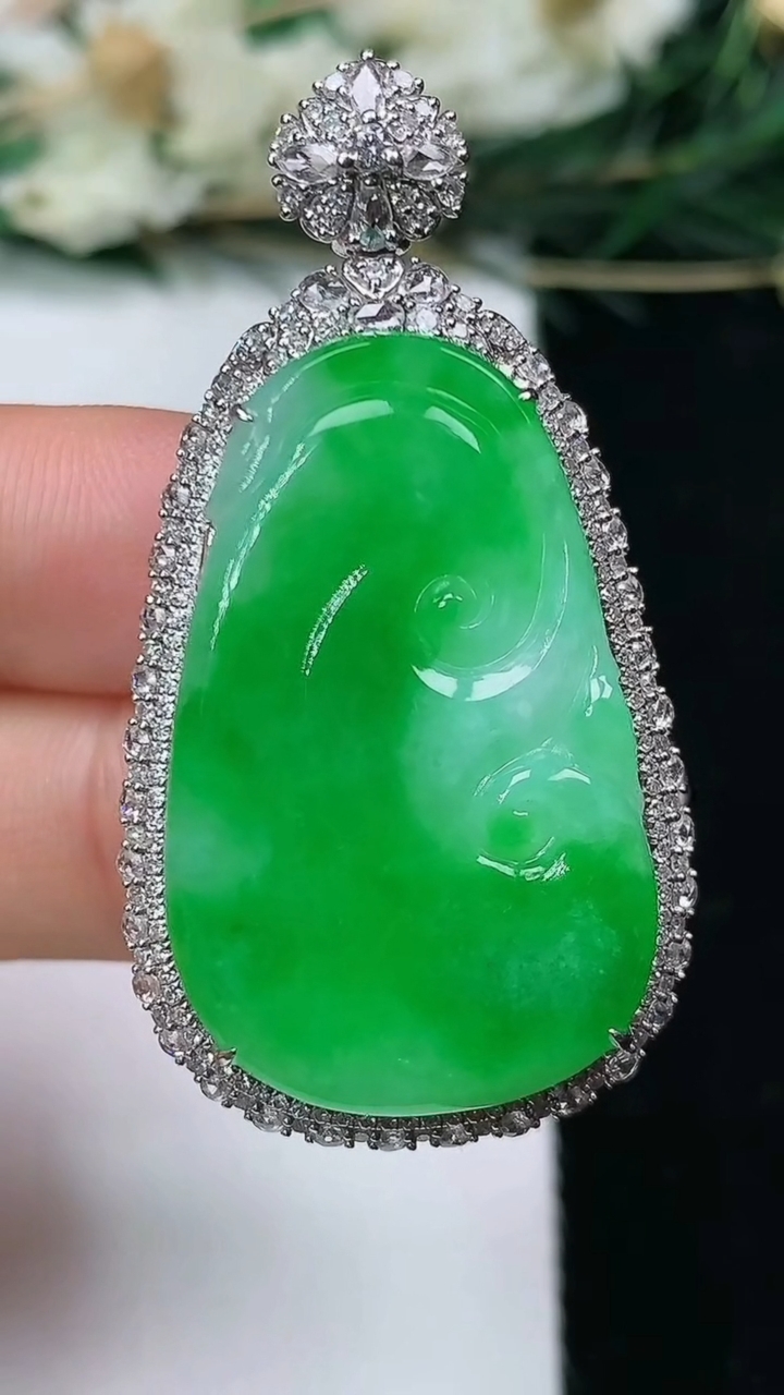 天然A货翡翠如意吊坠，尺寸44.4-23.7-10.4，裸石30.6-19.2，重量:11.00g
6月13日，重量:11.00g