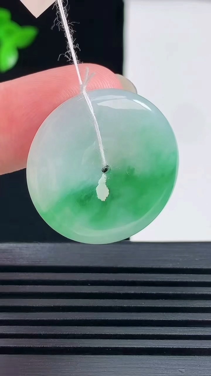 天然A货翡翠平安扣吊坠，尺寸26.5-5.2 重量:8.61g
6月13日