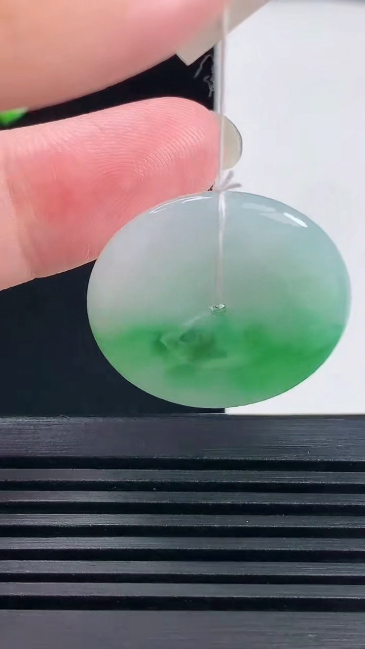 天然A货翡翠平安扣吊坠，尺寸26.5-5.2 重量:8.61g
6月13日