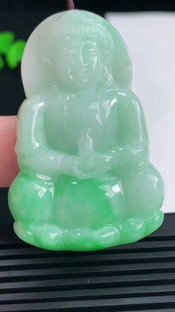 天然A货翡翠正装观音吊坠，尺寸50-32.5-5.8 重量:18.56g
6月13日