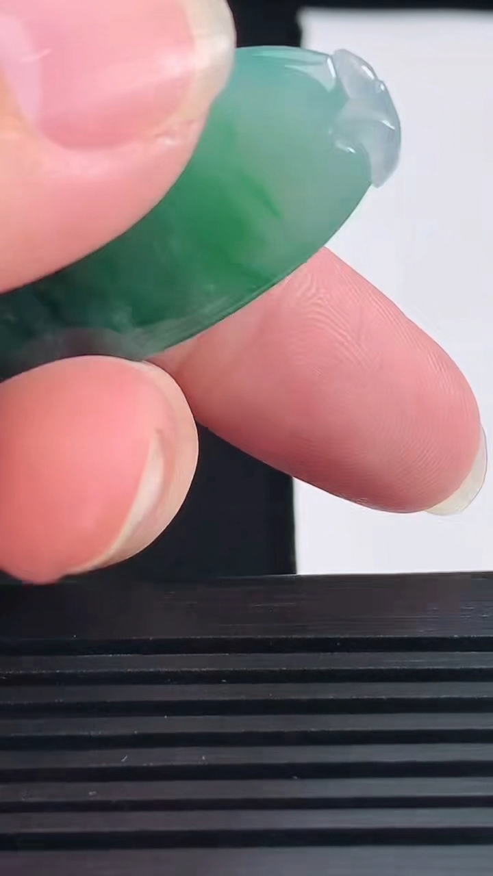天然A货翡翠飘花福瓜吊坠，尺寸43-21-6.5 重量:12.25g
6月13日