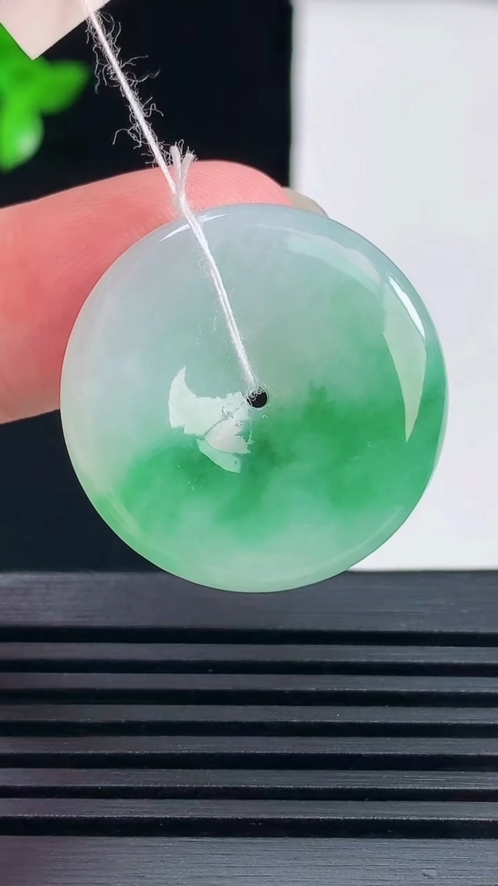 天然A货翡翠平安扣吊坠，尺寸26.5-5.2 重量:8.61g
6月13日
