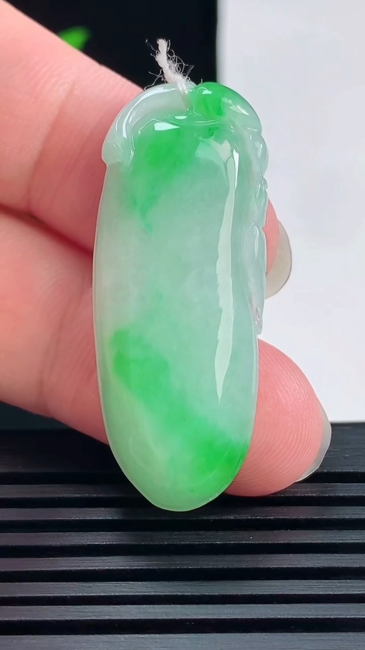 天然A货翡翠福瓜吊坠，尺寸41-16.5-5.8 重量:9.32g
6月13日