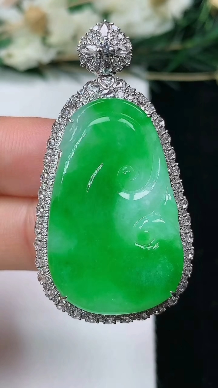 天然A货翡翠如意吊坠，尺寸44.4-23.7-10.4，裸石30.6-19.2，重量:11.00g
