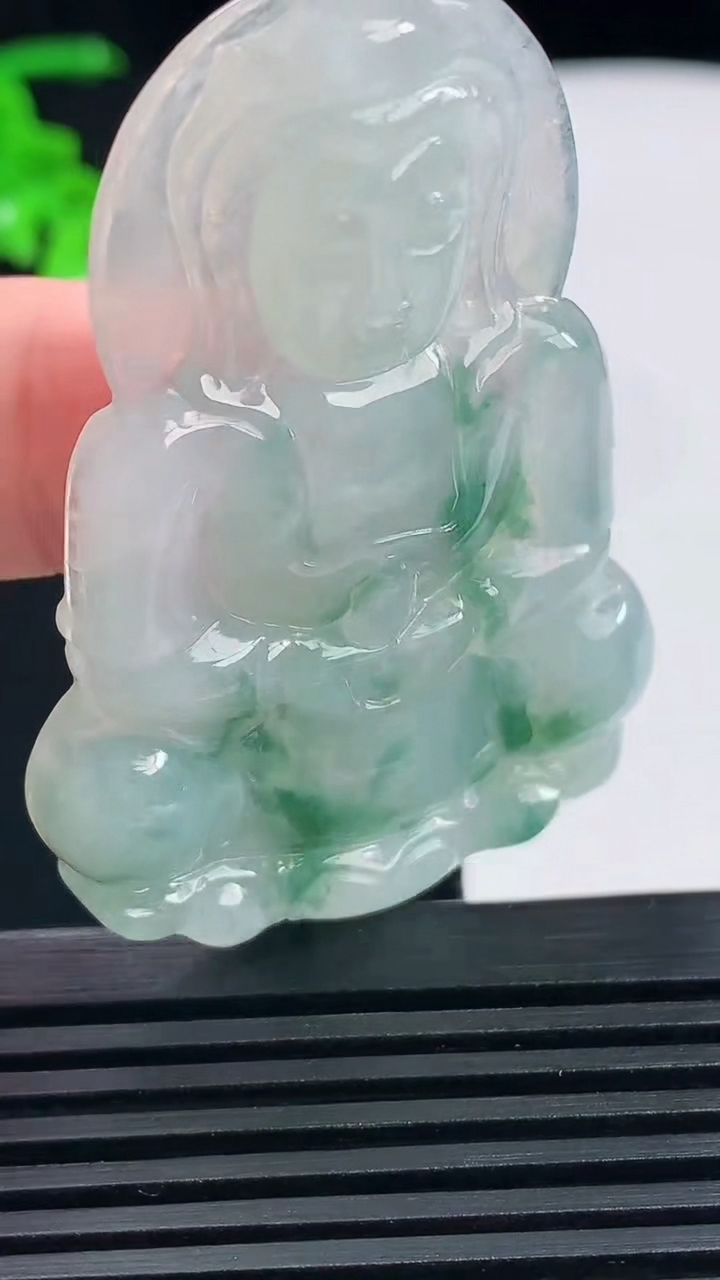 天然A货翡翠飘花正装观音吊坠，尺寸54.5-37-6.2 重量:20.97g
6月13日