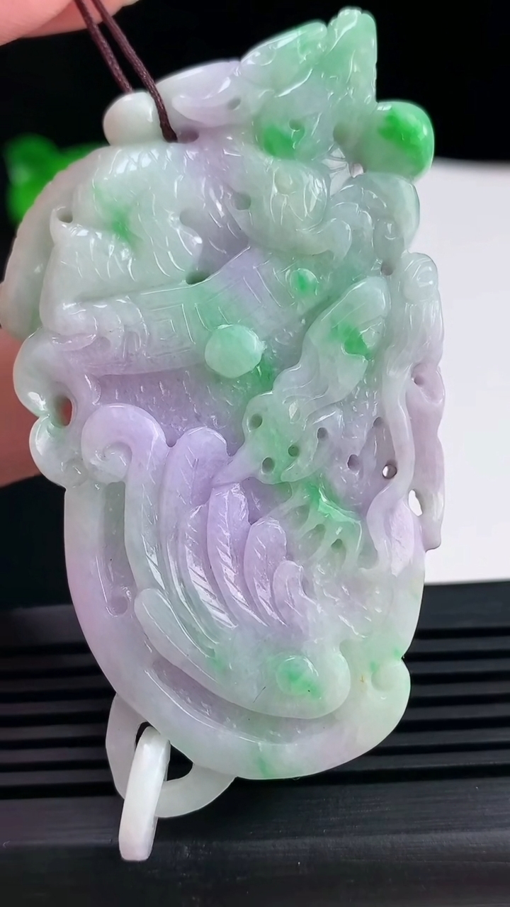 天然A货翡翠春带彩 紫罗兰龙牌吊坠，尺寸69-40.5-10.2 重量:61.14g
6月13日
