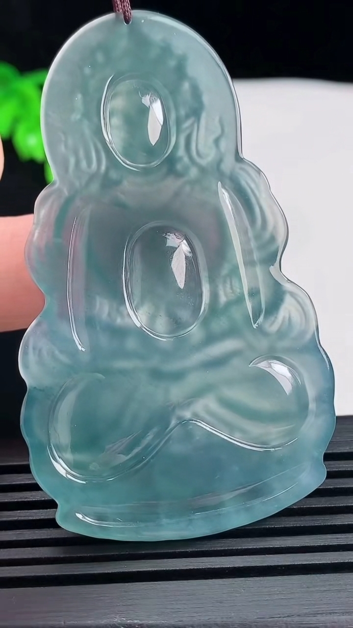天然A货翡翠冰种蓝水度母菩萨吊坠，尺寸66-39.6-5.2 重量:24.83g
6月13日