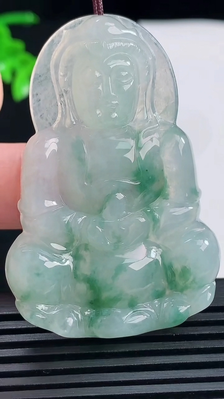 天然A货翡翠飘花正装观音吊坠，尺寸54.5-37-6.2 重量:20.97g
6月13日