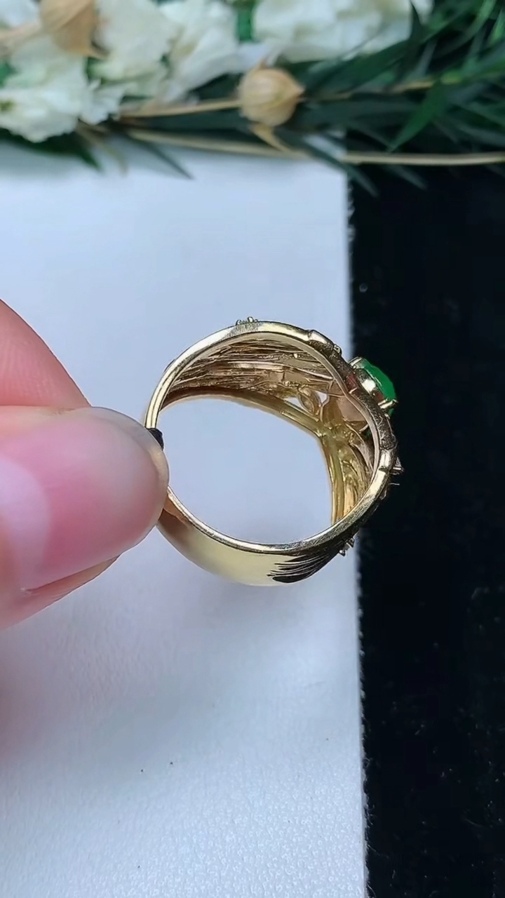 天然A货翡翠葫芦戒指，尺寸17.7-8.9-5.6，重量:5.46g2026年6月13日
工厂直销收藏佳品,种好水足，色泽均匀，有种有色，上手高大气！