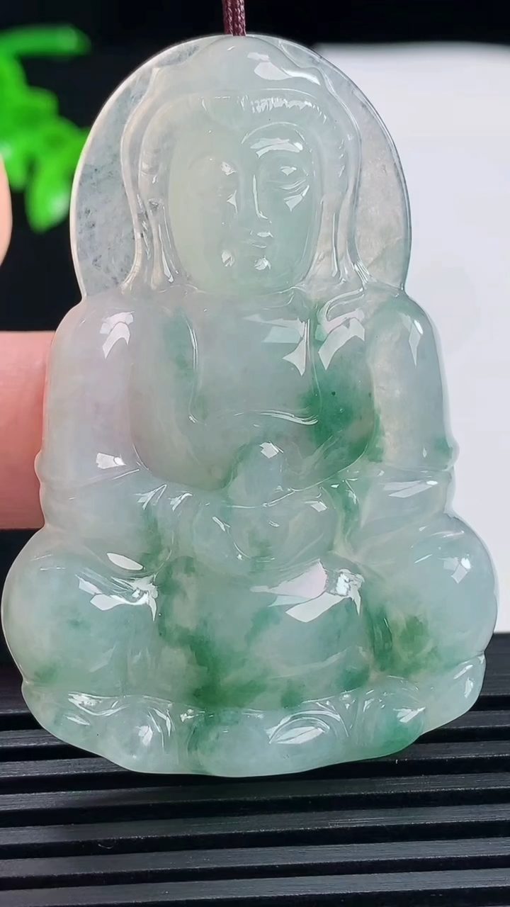 天然A货翡翠飘花正装观音吊坠，尺寸54.5-37-6.2 重量:20.97g
6月13日