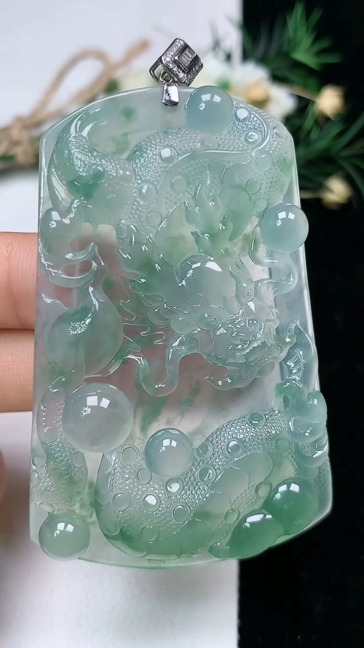 天然A货翡翠龙牌吊坠，尺寸61.8-40.6-6.5，重量:31.90g
6月13日