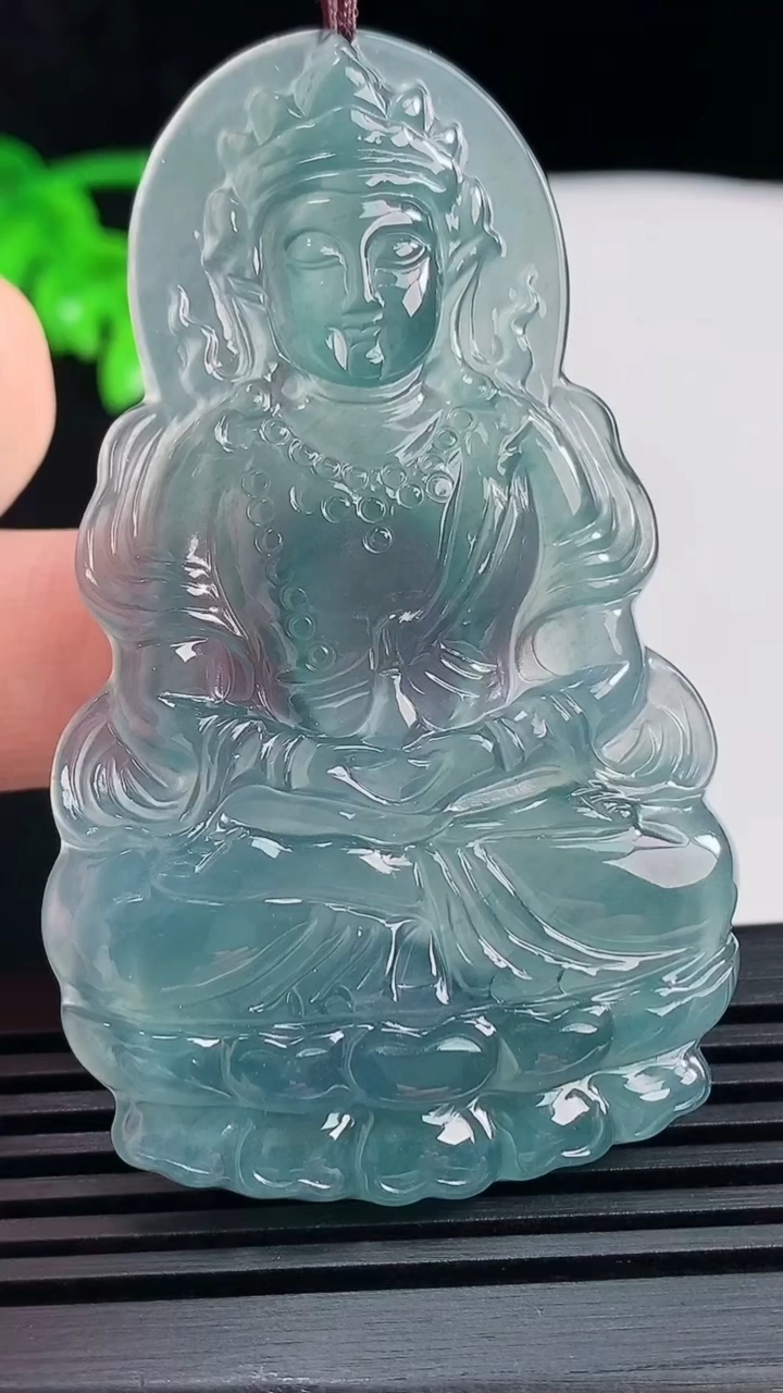 天然A货翡翠冰种蓝水度母菩萨吊坠，尺寸66-39.6-5.2 重量:24.83g
6月13日