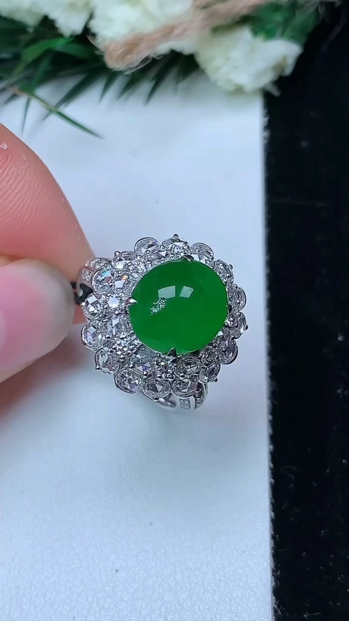 天然A货翡翠蛋面戒指，尺寸17-10.5-9，重量:5.36g2026年6月14日
工厂直销收藏佳品