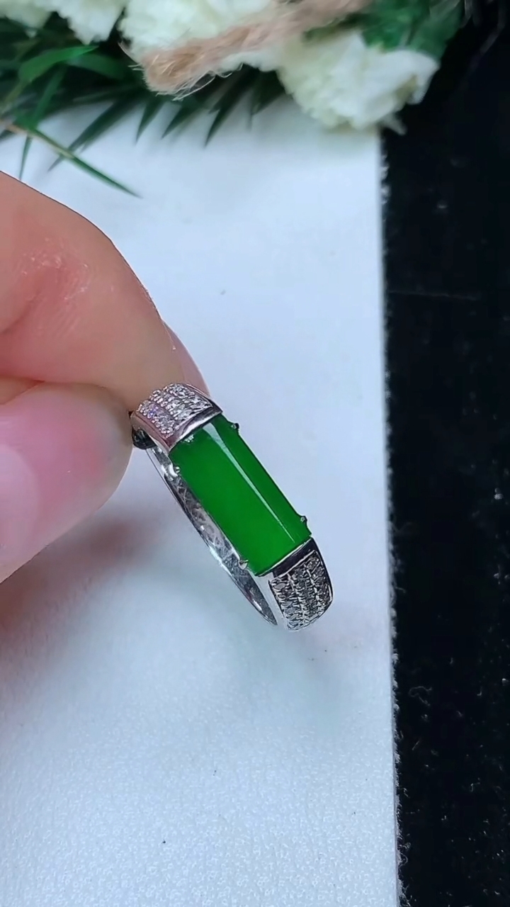 天然A货翡翠马鞍戒指，尺寸17-9.5-4.6，重量:3.37g2026年6月14日
工厂直销收藏佳品,种好水足，色泽均匀，有种有色，上手高大气！