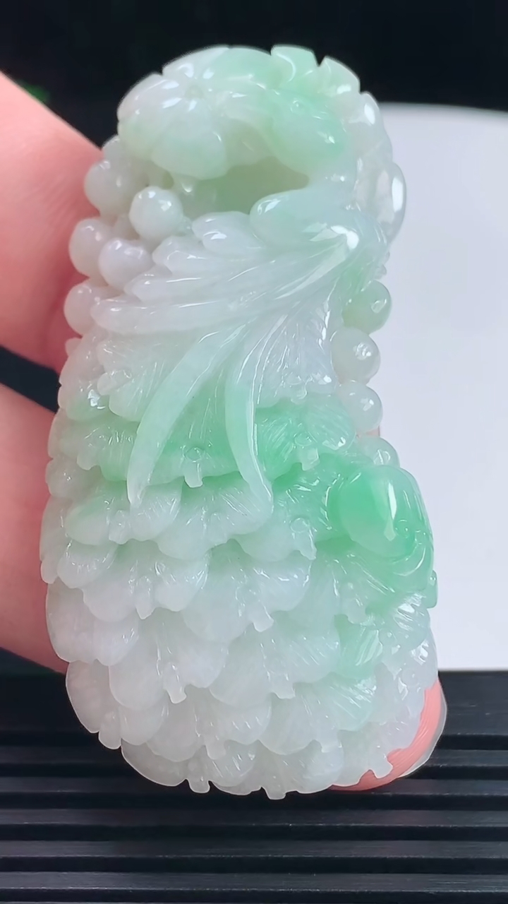 天然A货翡翠凤凰吊坠，尺寸57.5-28-12 重量:31.84g
6月14日