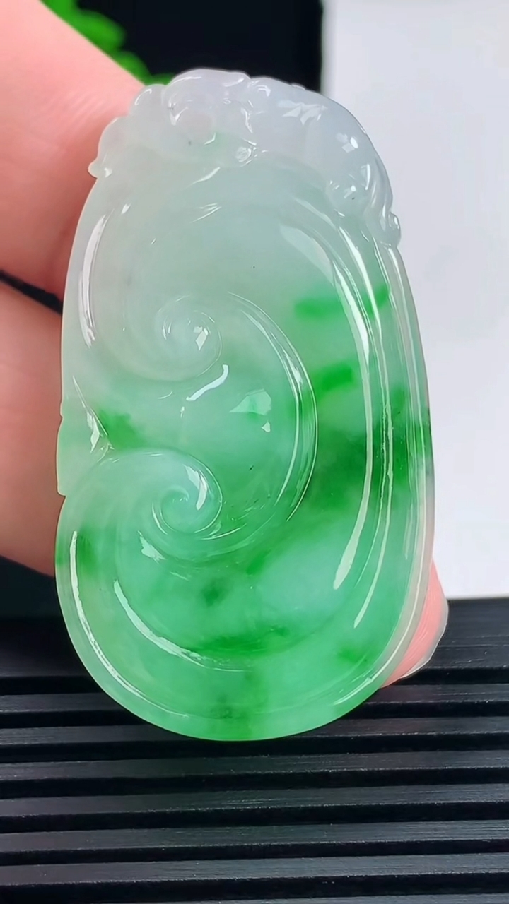 天然A货翡翠如意吊坠，尺寸47-26-7 重量:15.86g
6月14日